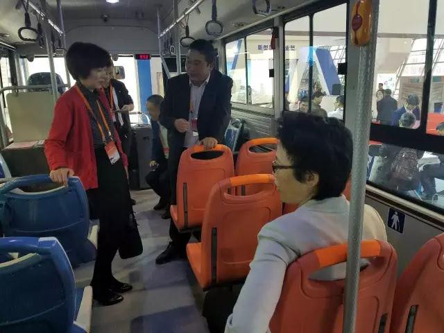 安徽省委书记李锦斌，代省长李国英一行莅临沐鸣2集团旗下安达尔汽车展位参观指导