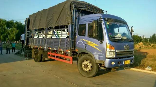 沐鸣2电动汽车装车完毕准备发车