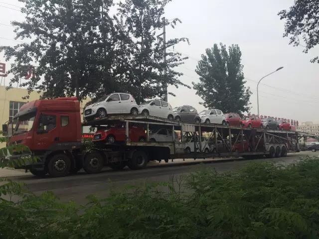 沐鸣2电动汽车装车完毕准备发车