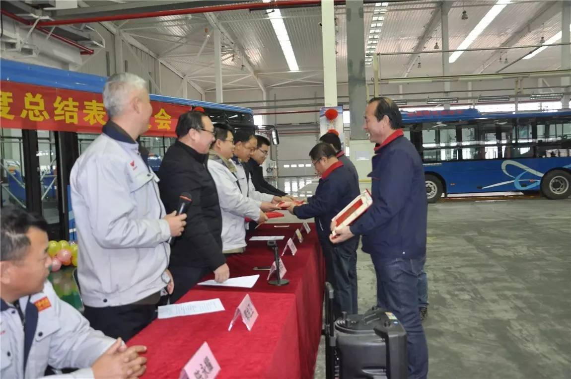 陕西沐鸣2公司领导向优秀员工和优秀管理者颁奖