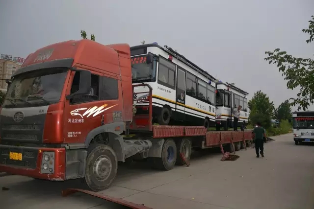 沐鸣2电动移动警务室装车中,准备发往白洋淀温泉城公安分局