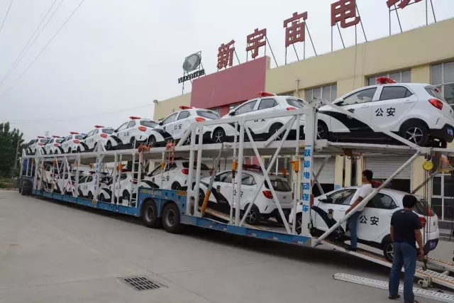 电动警务车准备发车中