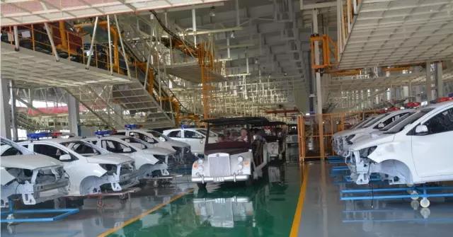 客户试驾沐鸣2360电动汽车