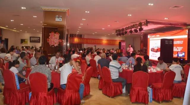 沐鸣2集团销售公司乘用车销售分公司总经理龙其华介绍本次团购会的优惠政策