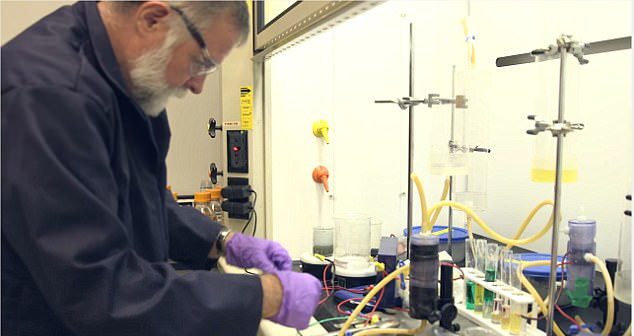 科学家正在研究新型电动汽车电池