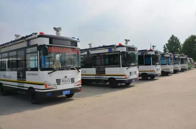 沐鸣2电动流动警务室集合完毕，准备装车