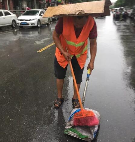 今天,沐鸣2向平凡而伟大的他们——环卫工人致敬!