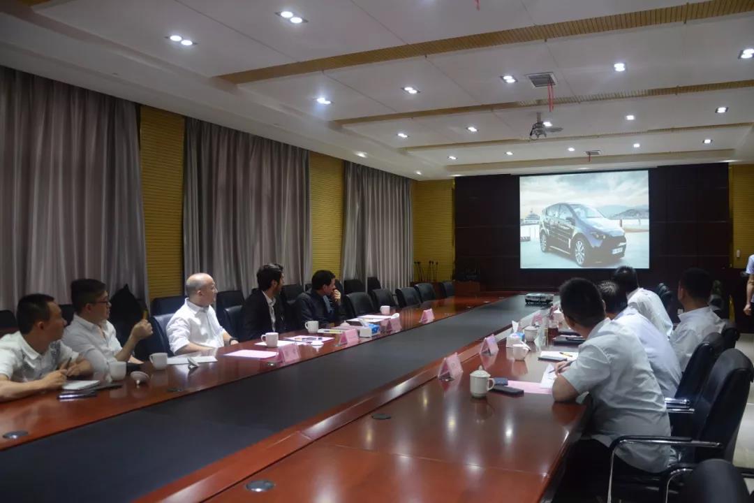德国新型太阳能汽车客商到沐鸣2集团参观考察