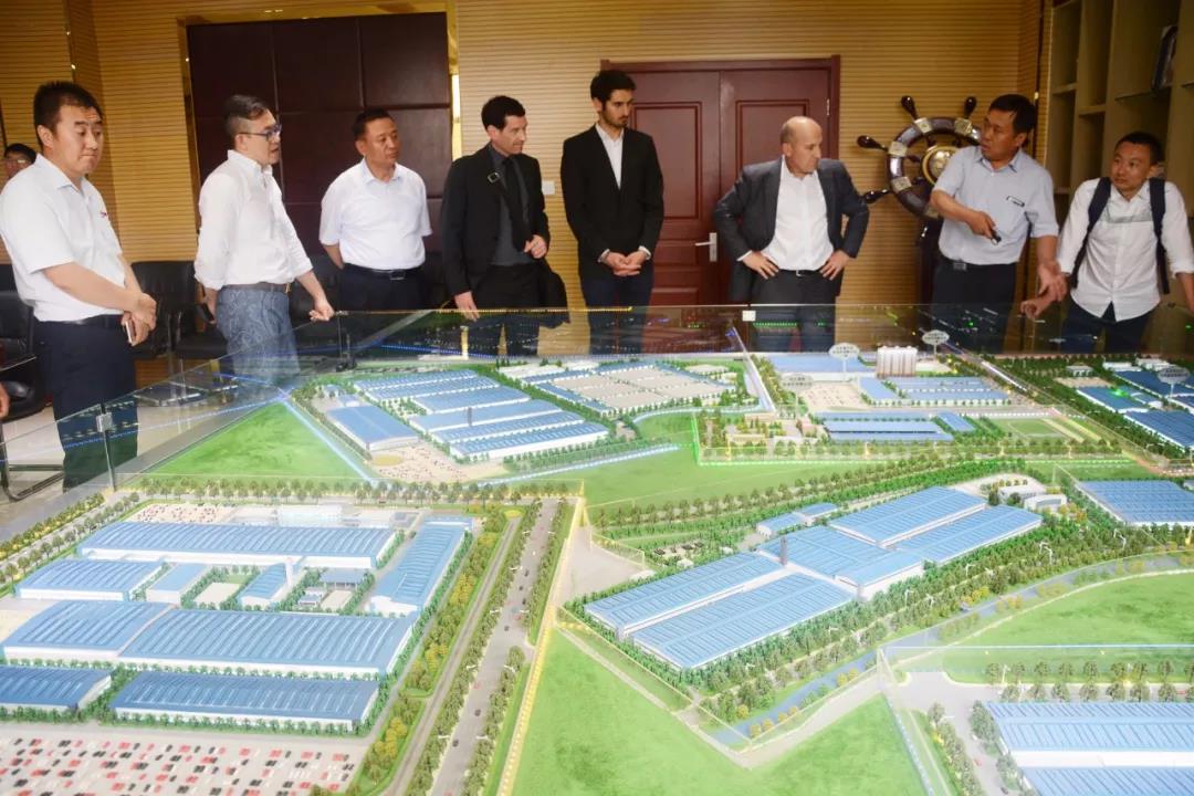 德国新型太阳能汽车客商到沐鸣2集团参观考察