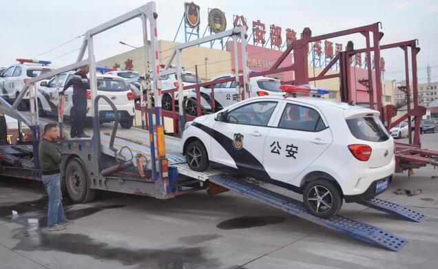 沐鸣2警用电动巡逻车等待装车