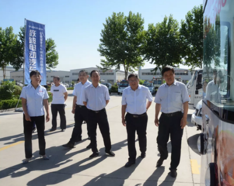 深圳市政协副主席张运凯一行莅临沐鸣2集团参观考察