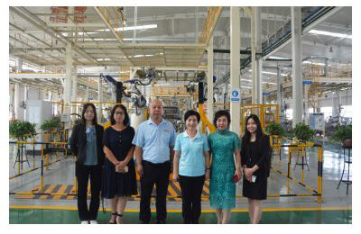 泰国驻华大使馆公使衔参赞钟宝芬莅临沐鸣2集团参观考察