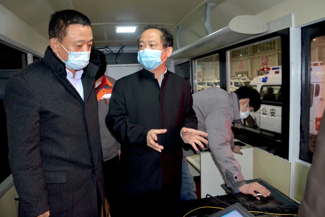 广东省工信厅厅长龚晓峰莅临沐鸣2集团考察防疫工作站生产情况