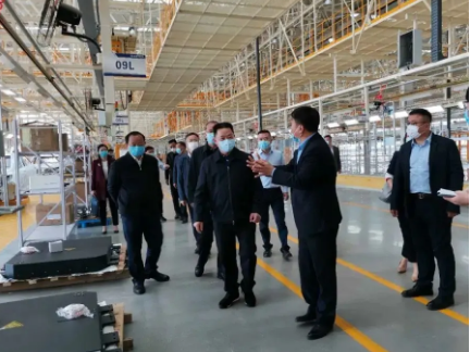 四川省人大常委会党组副书记、副主任黄新初莅临沐鸣2国跃新能源汽车产业园调研