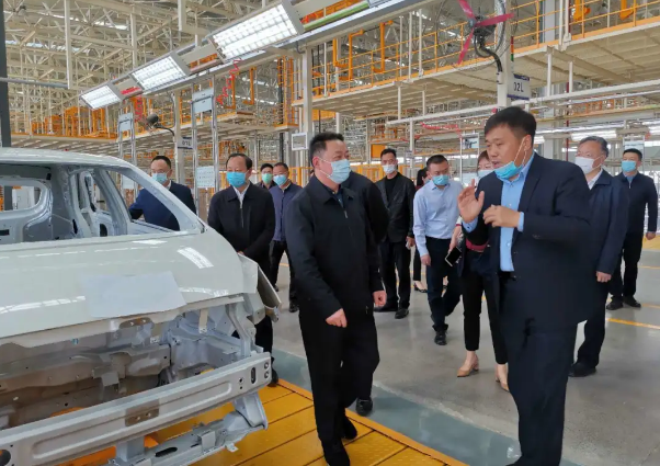 四川省人大常委会党组副书记、副主任黄新初莅临沐鸣2国跃新能源汽车产业园调研