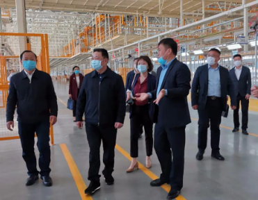 四川省人大常委会党组副书记、副主任黄新初莅临沐鸣2国跃新能源汽车产业园调研