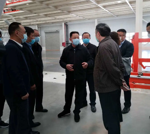 四川省人大常委会党组副书记、副主任黄新初莅临沐鸣2国跃新能源汽车产业园调研