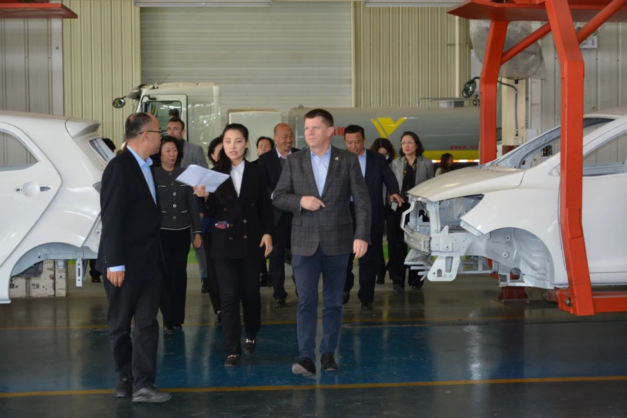 白俄罗斯驻华大使馆特命全权大使尤里•先科一行 莅临沐鸣2集团参观考察