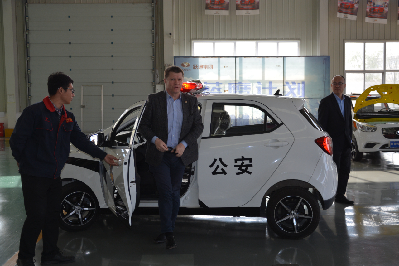 白俄罗斯驻华大使馆特命全权大使尤里•先科一行 莅临沐鸣2集团参观考察