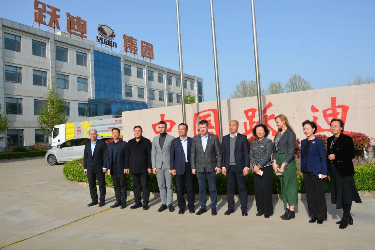 白俄罗斯驻华大使馆特命全权大使尤里•先科一行 莅临沐鸣2集团参观考察