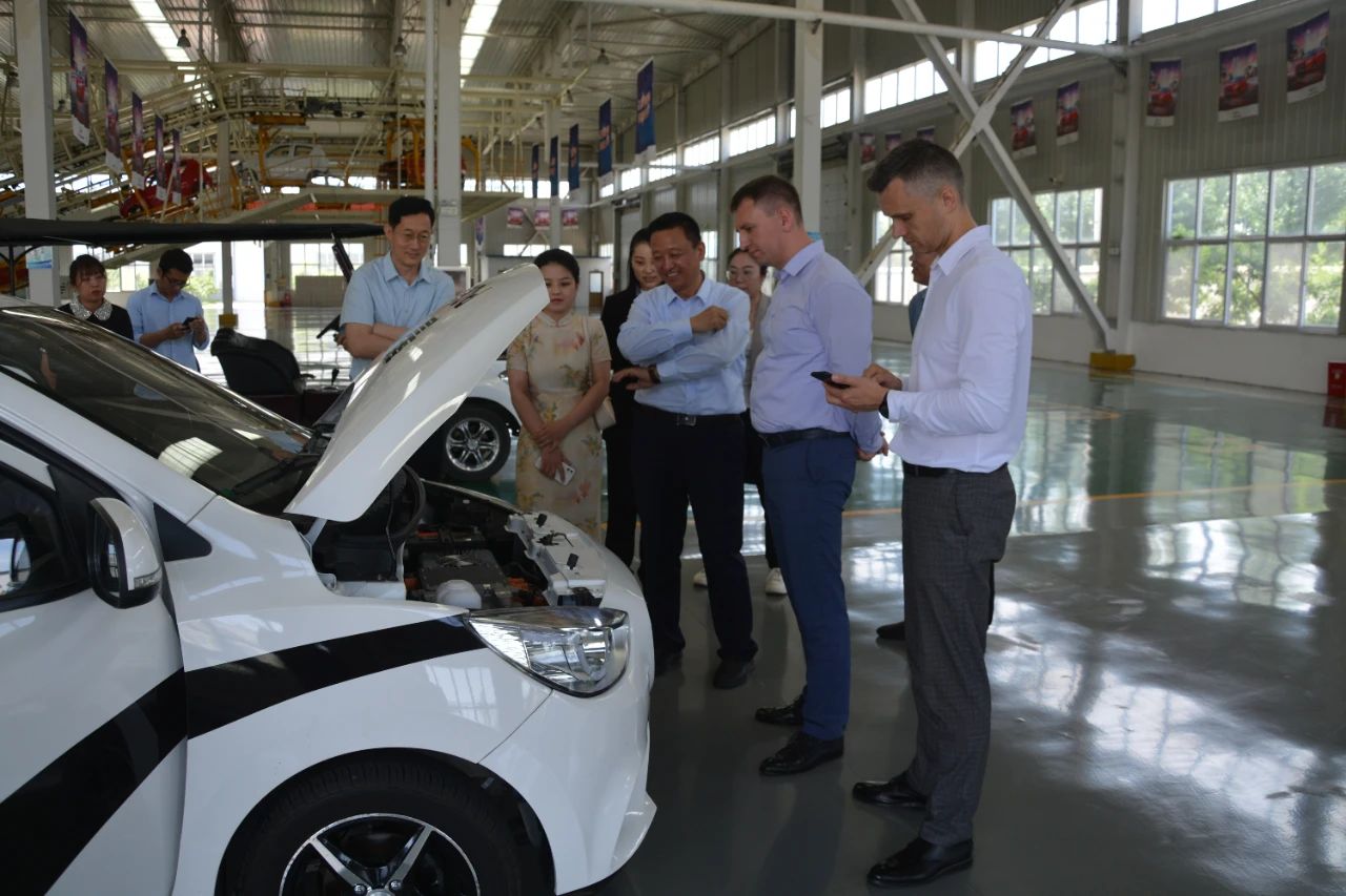 白俄罗斯工业部副部长亚历山大·叶菲莫夫一行 到沐鸣2集团采购洽谈