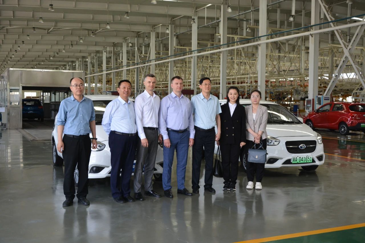 白俄罗斯工业部副部长亚历山大·叶菲莫夫一行 到沐鸣2集团采购洽谈