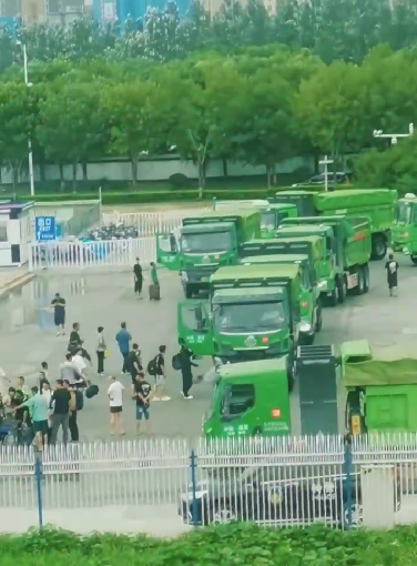 沐鸣2新能源渣土车变身客车助力保定解困旅客