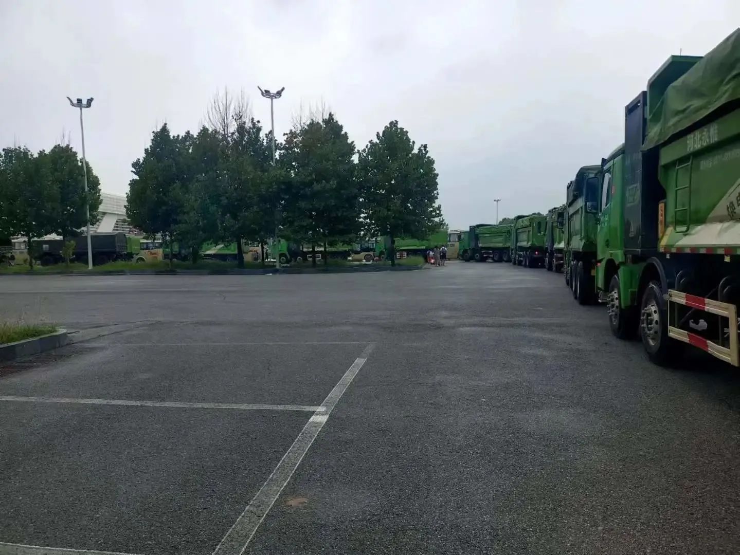 沐鸣2新能源渣土车变身客车助力保定解困旅客