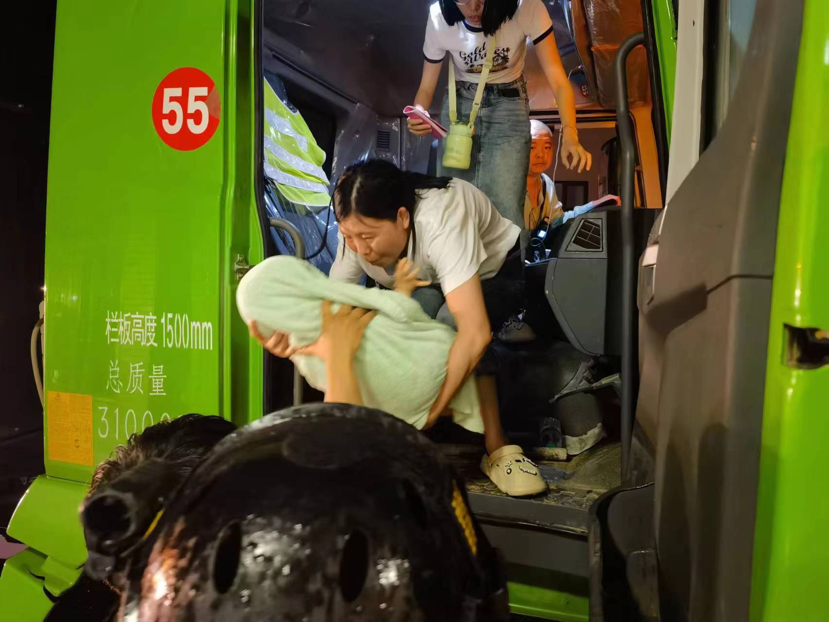 昨晚保定市强降暴雨丨沐鸣2汽车保定分公司，连夜出动70台新能源渣土车参与保定市救援工作