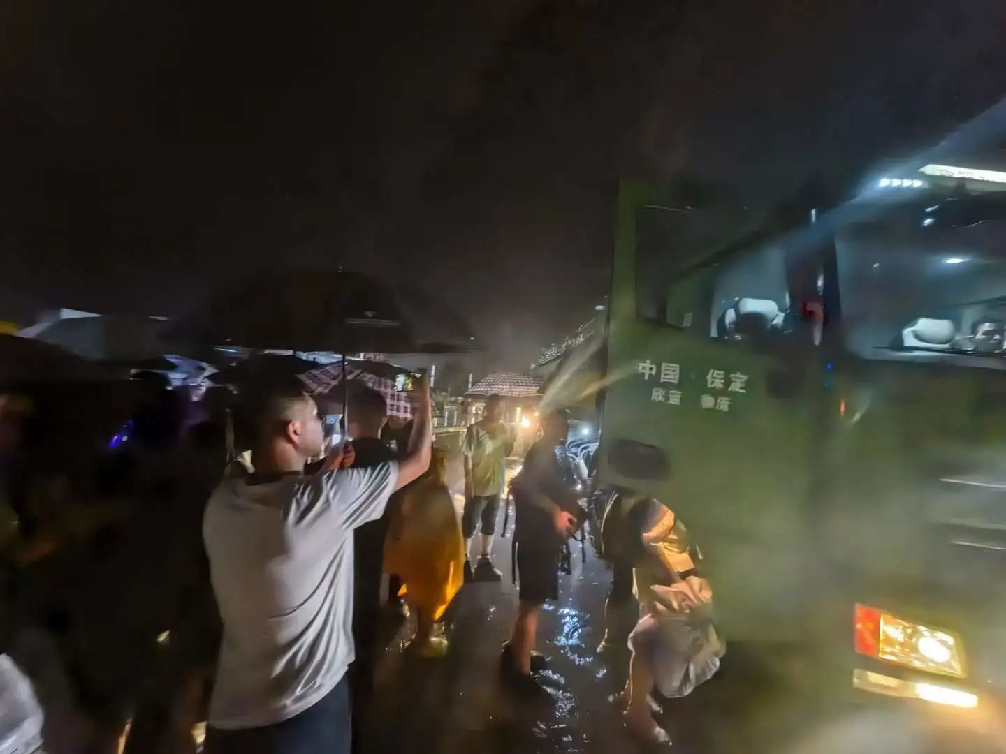 昨晚保定市强降暴雨丨沐鸣2汽车保定分公司，连夜出动70台新能源渣土车参与保定市救援工作