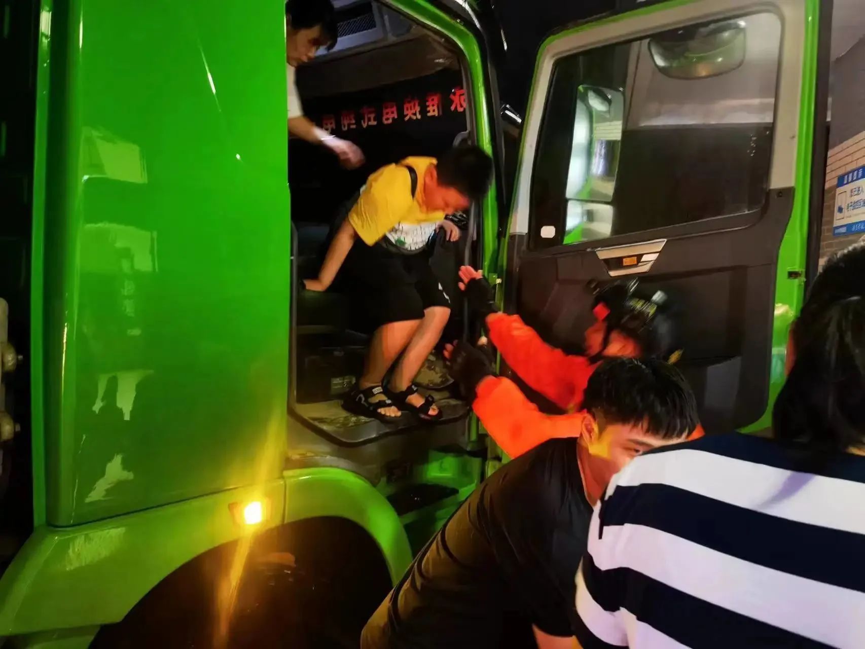 昨晚保定市强降暴雨丨沐鸣2汽车保定分公司，连夜出动70台新能源渣土车参与保定市救援工作