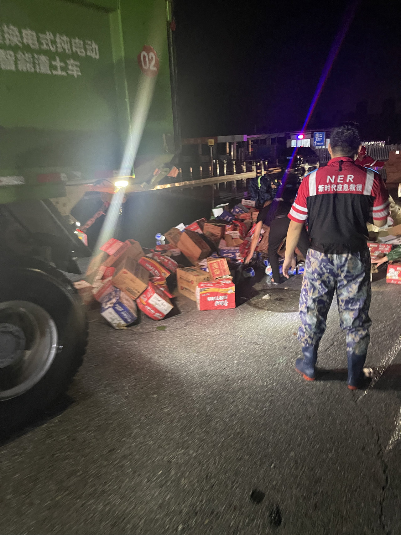 昨晚保定市强降暴雨丨沐鸣2汽车保定分公司，连夜出动70台新能源渣土车参与保定市救援工作