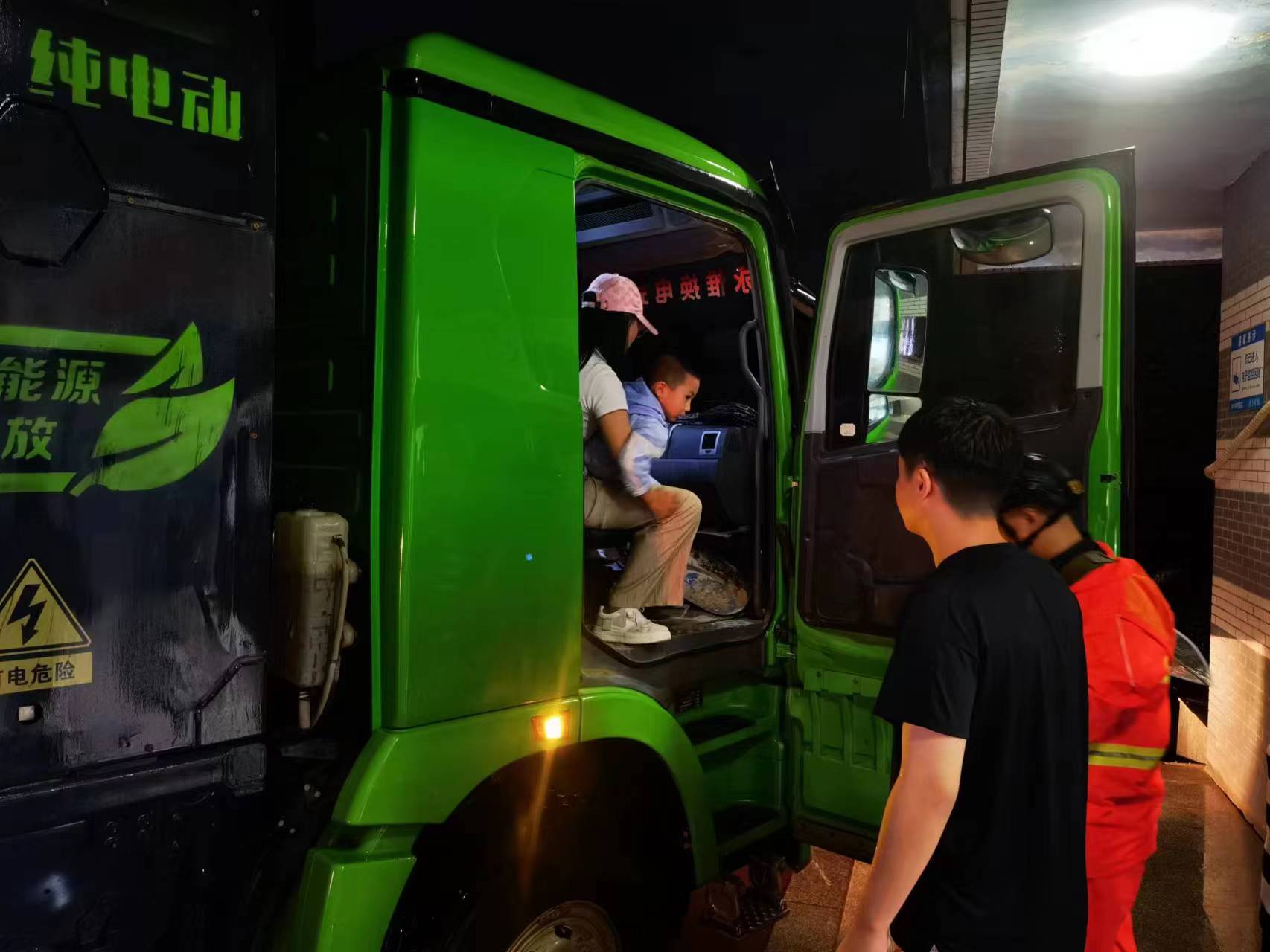 昨晚保定市强降暴雨丨沐鸣2汽车保定分公司，连夜出动70台新能源渣土车参与保定市救援工作