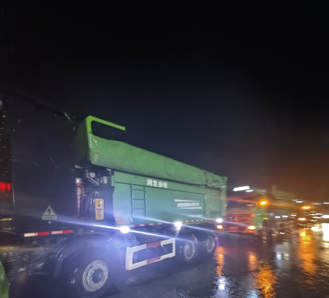 昨晚保定市强降暴雨丨沐鸣2汽车保定分公司，连夜出动70台新能源渣土车参与保定市救援工作