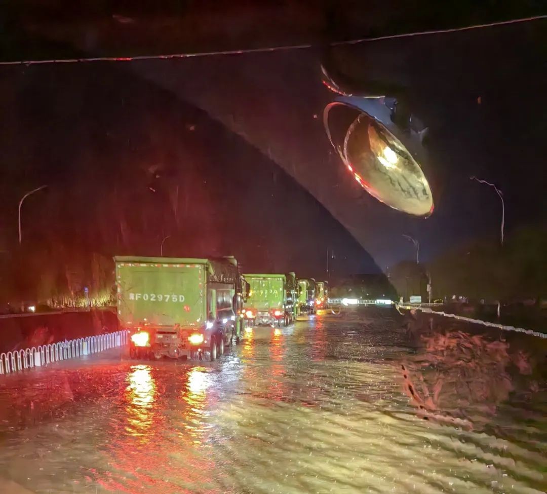 昨晚保定市强降暴雨丨沐鸣2汽车保定分公司，连夜出动70台新能源渣土车参与保定市救援工作