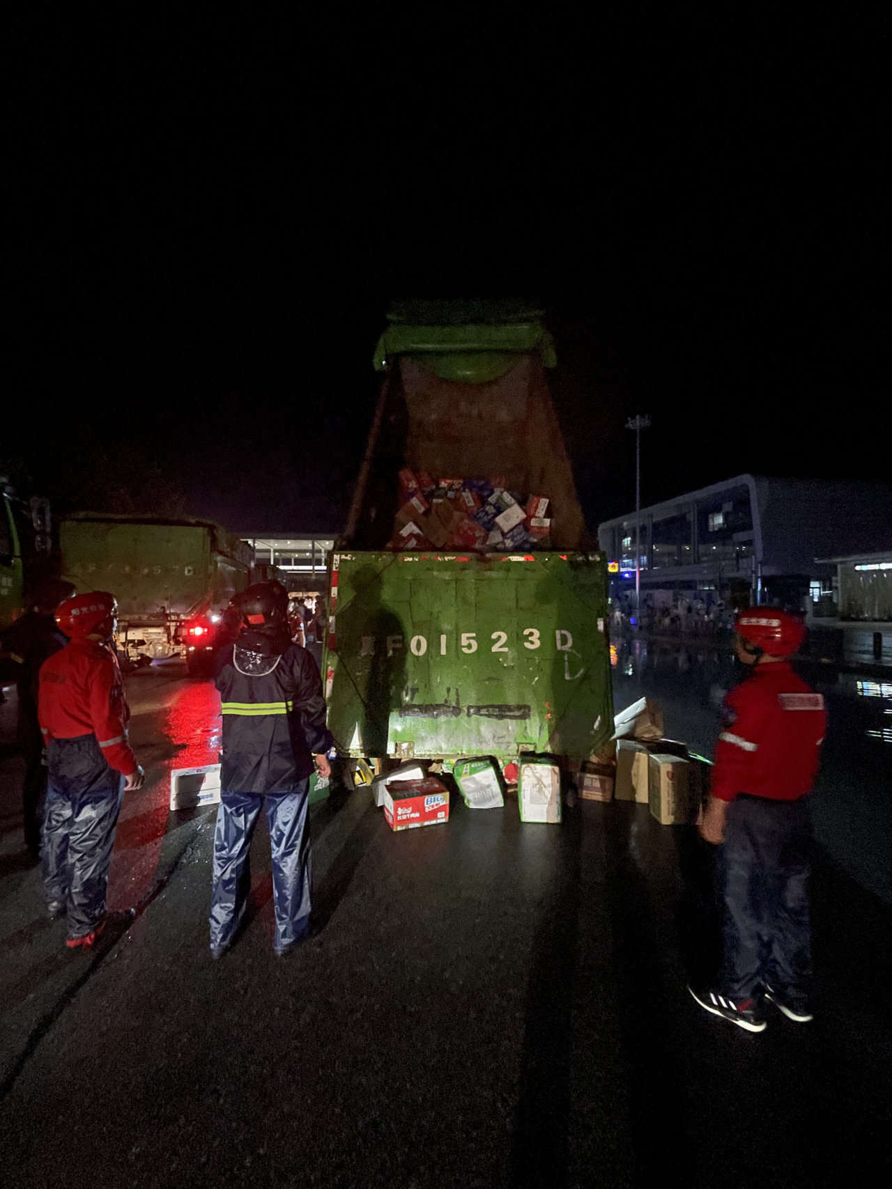 昨晚保定市强降暴雨丨沐鸣2汽车保定分公司，连夜出动70台新能源渣土车参与保定市救援工作