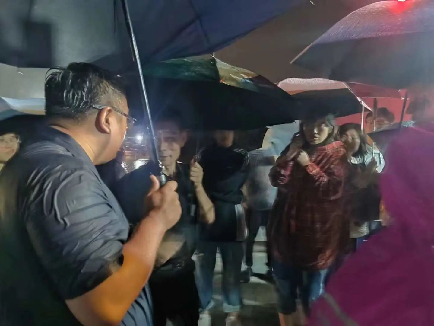 昨晚保定市强降暴雨丨沐鸣2汽车保定分公司，连夜出动70台新能源渣土车参与保定市救援工作