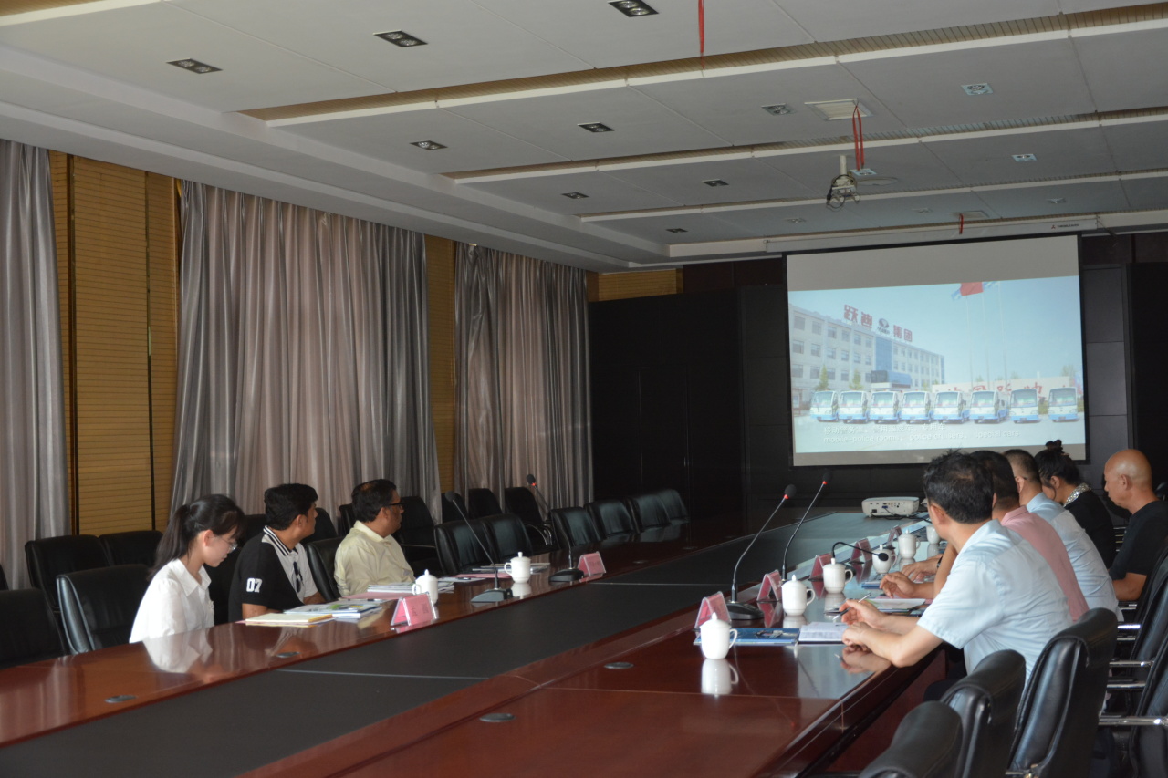 巴中商业协会联合主席一行到沐鸣2集团参观考察洽谈合作