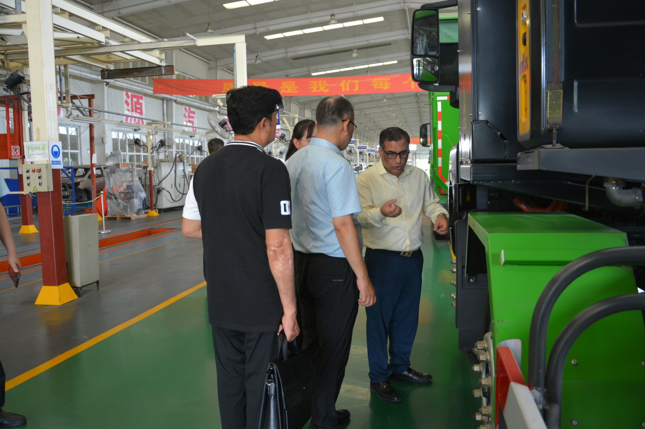 巴中商业协会联合主席一行到沐鸣2集团参观考察洽谈合作