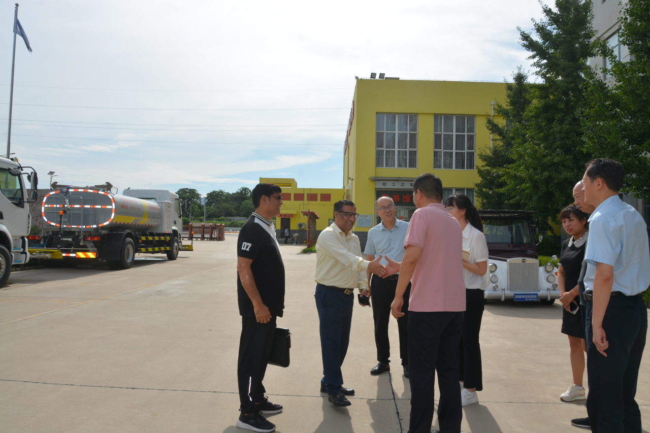 巴中商业协会联合主席一行到沐鸣2集团参观考察洽谈合作