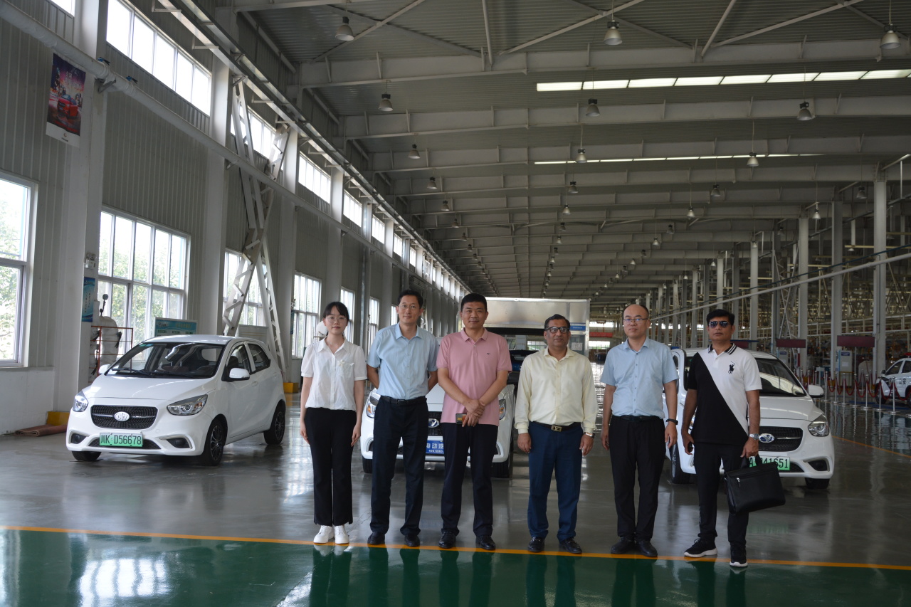 巴中商业协会联合主席一行到沐鸣2集团参观考察洽谈合作