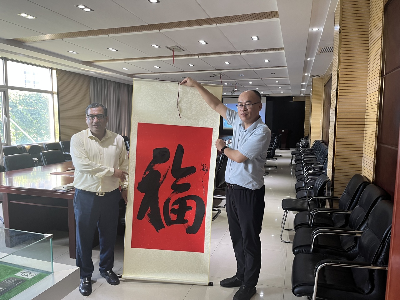 巴中商业协会联合主席一行到沐鸣2集团参观考察洽谈合作