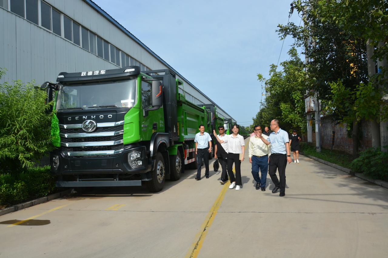 巴中商业协会联合主席一行到沐鸣2集团参观考察洽谈合作