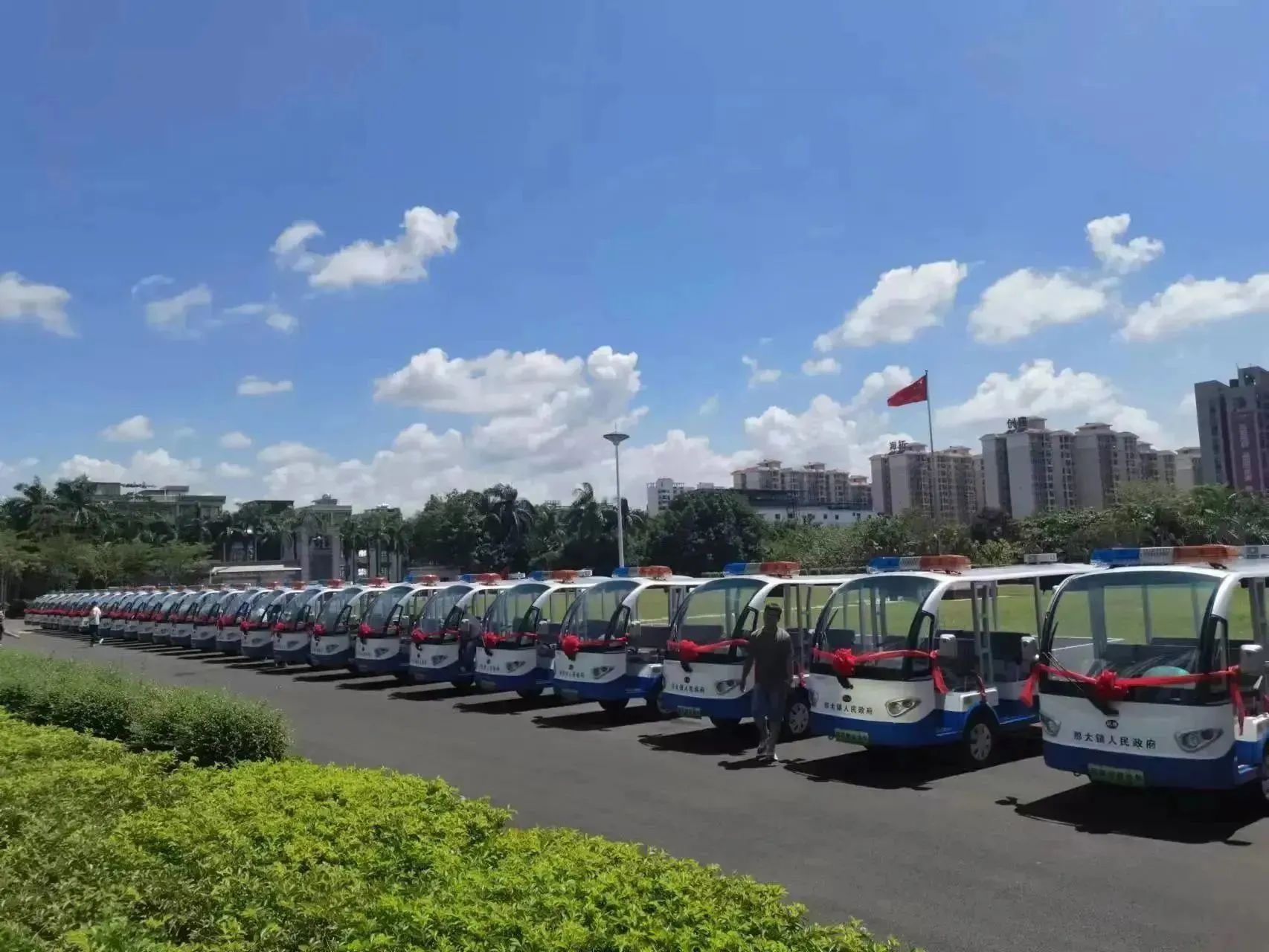 新能源 引领绿色出行丨沐鸣2纯电动货车亮相海南