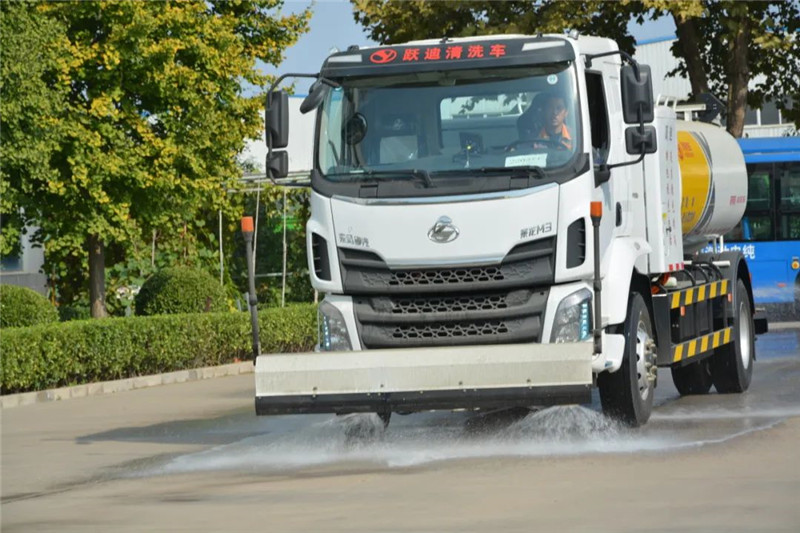 守护城市清洁丨沐鸣2纯电动清洗车助力道路光亮无污垢