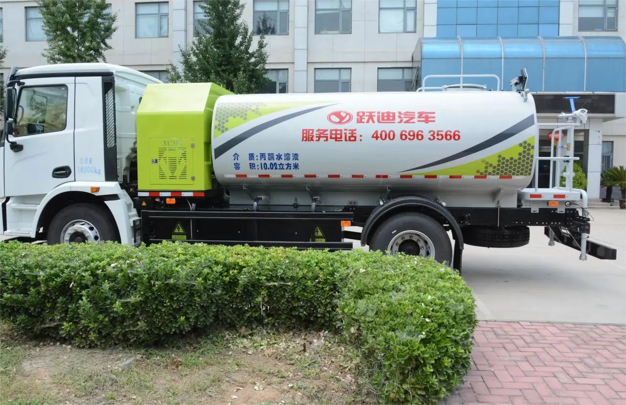 夏日降温好帮手-沐鸣2集团新能源洒水车、新能源绿化喷洒车发车
