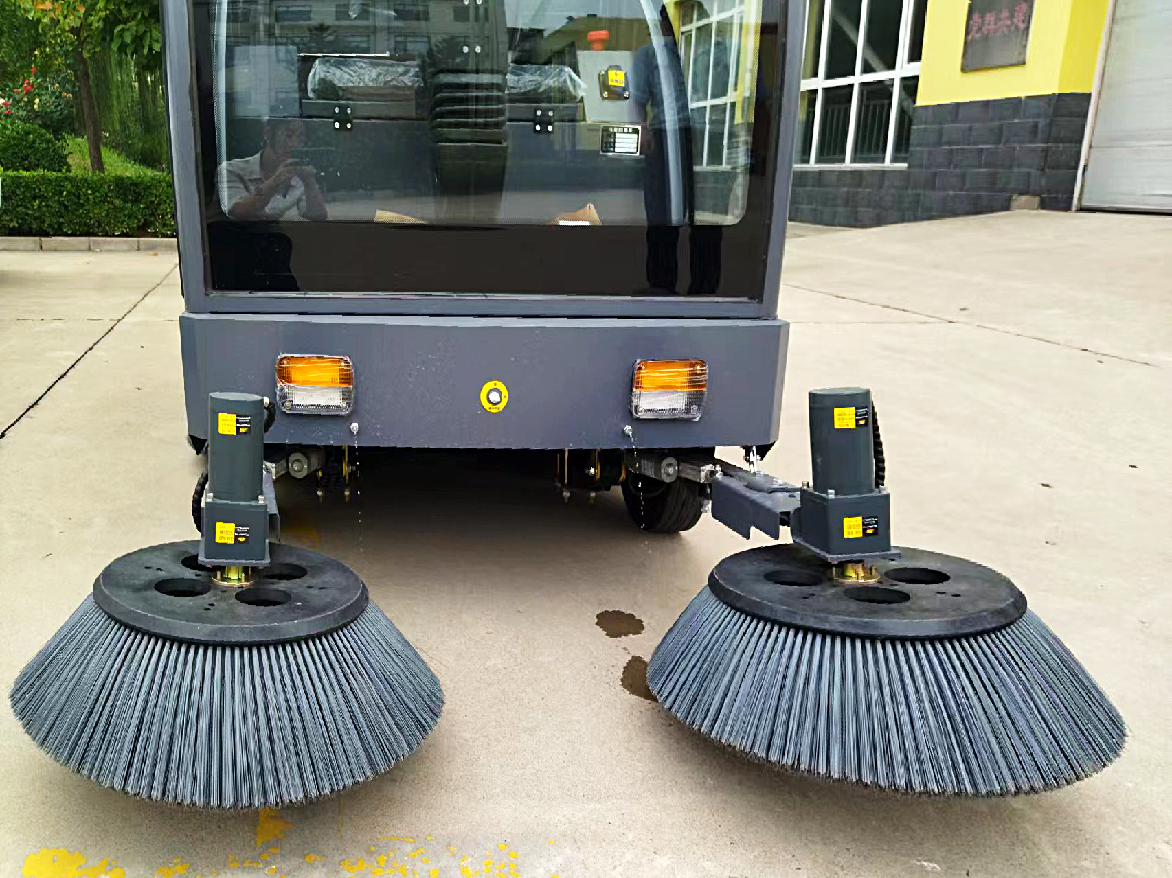 强力吸尘，高效清扫-沐鸣2小型清扫车