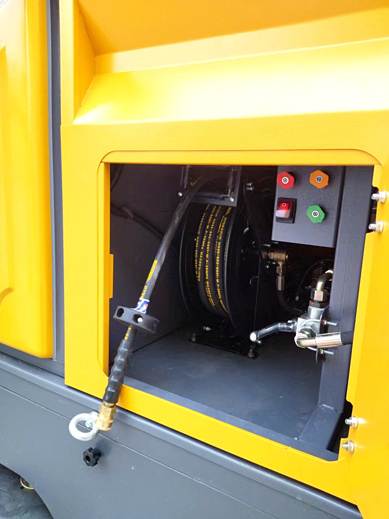 强力吸尘,高效清扫-沐鸣2小型清扫车