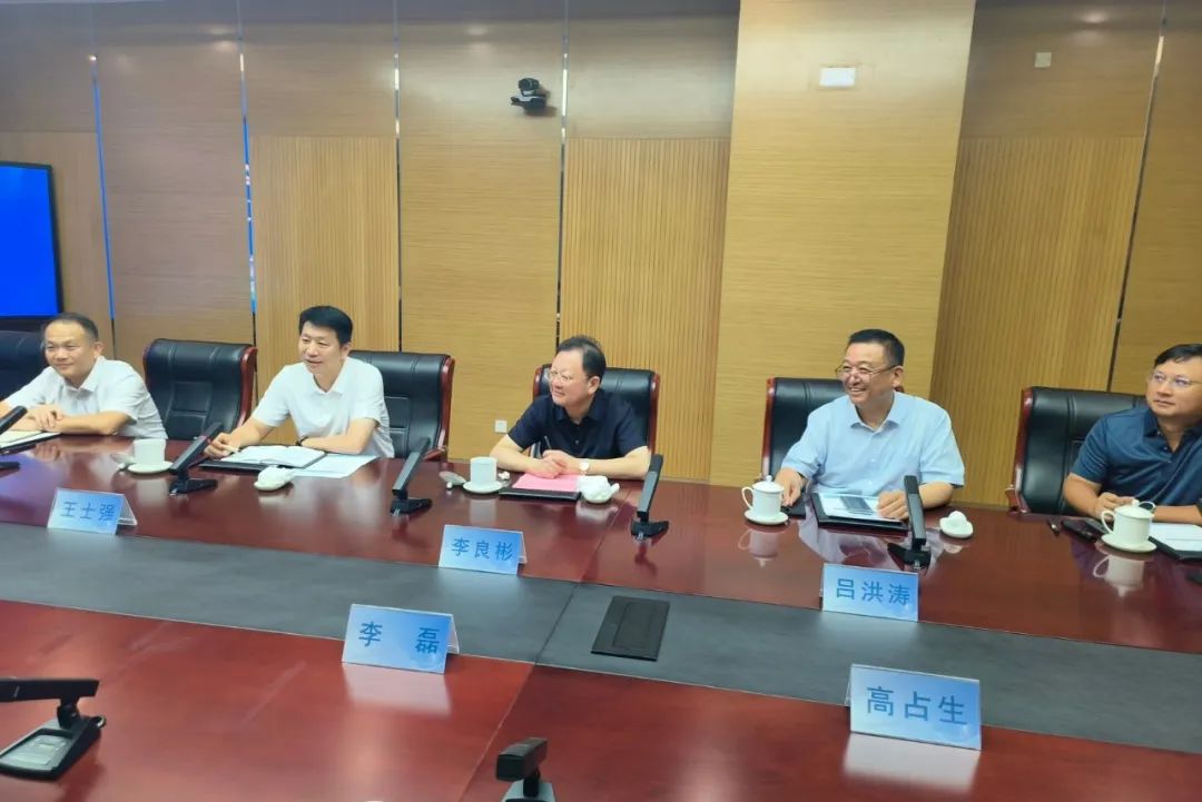 锂业巨头赣锋锂业董事长李良彬、沐鸣2集团董事长吕洪涛联袂造访中国重汽，与刘正涛董事长洽谈新能源领域合作前景