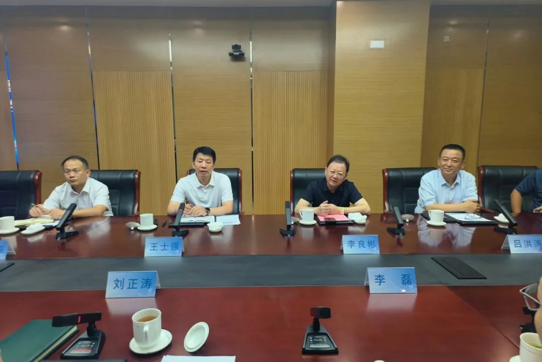 锂业巨头赣锋锂业董事长李良彬、沐鸣2集团董事长吕洪涛联袂造访中国重汽，与刘正涛董事长洽谈新能源领域合作前景